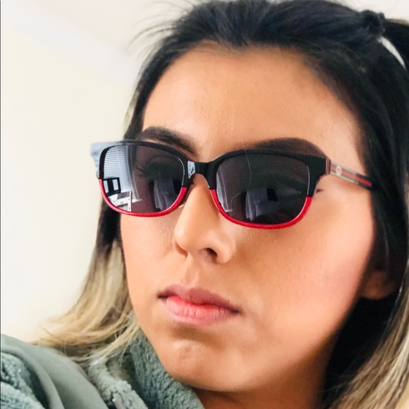 GUCCI Narrow Rectangular Sunglasses - Picture 4 of 4